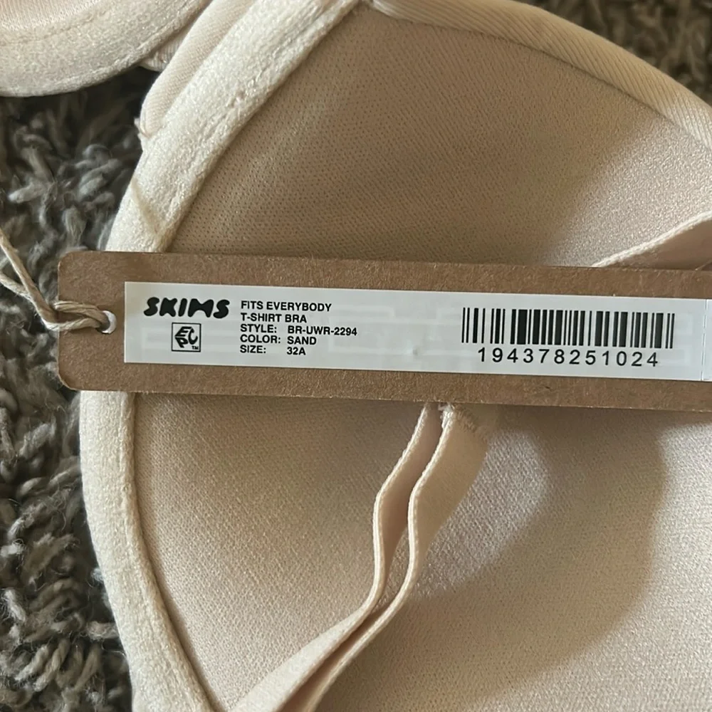 SKIMS  (B25) FITS EVERYBODY T-SHIRT BRA NWT SAND SIZE 32A